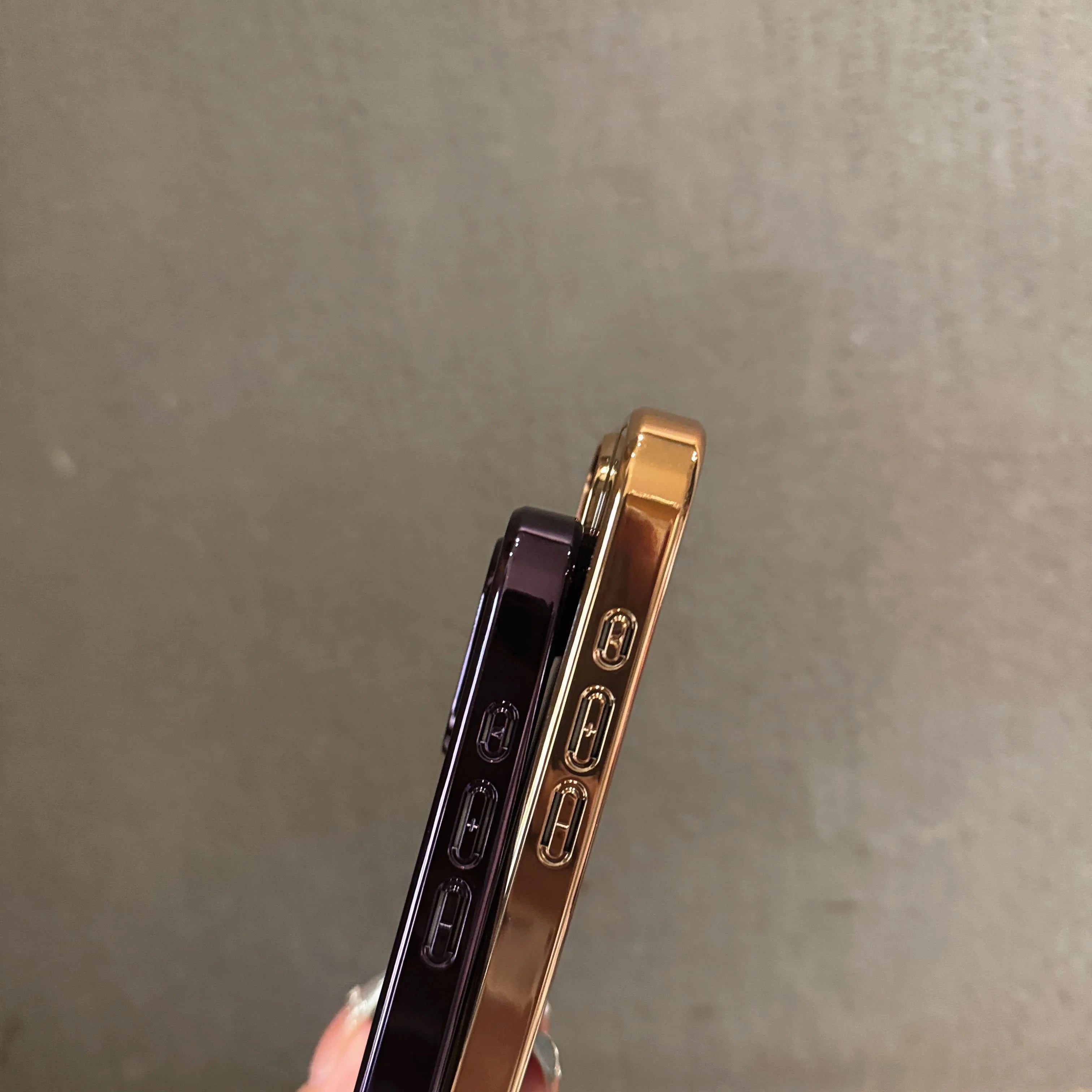 Capa de celular luxuosa com espelho de maquiagem e acabamento cromado para iPhone 17 Air, 16, 15, 14 Plus, 13, 12 Pro Max e 11. Capa protetora macia e resistente a impactos.