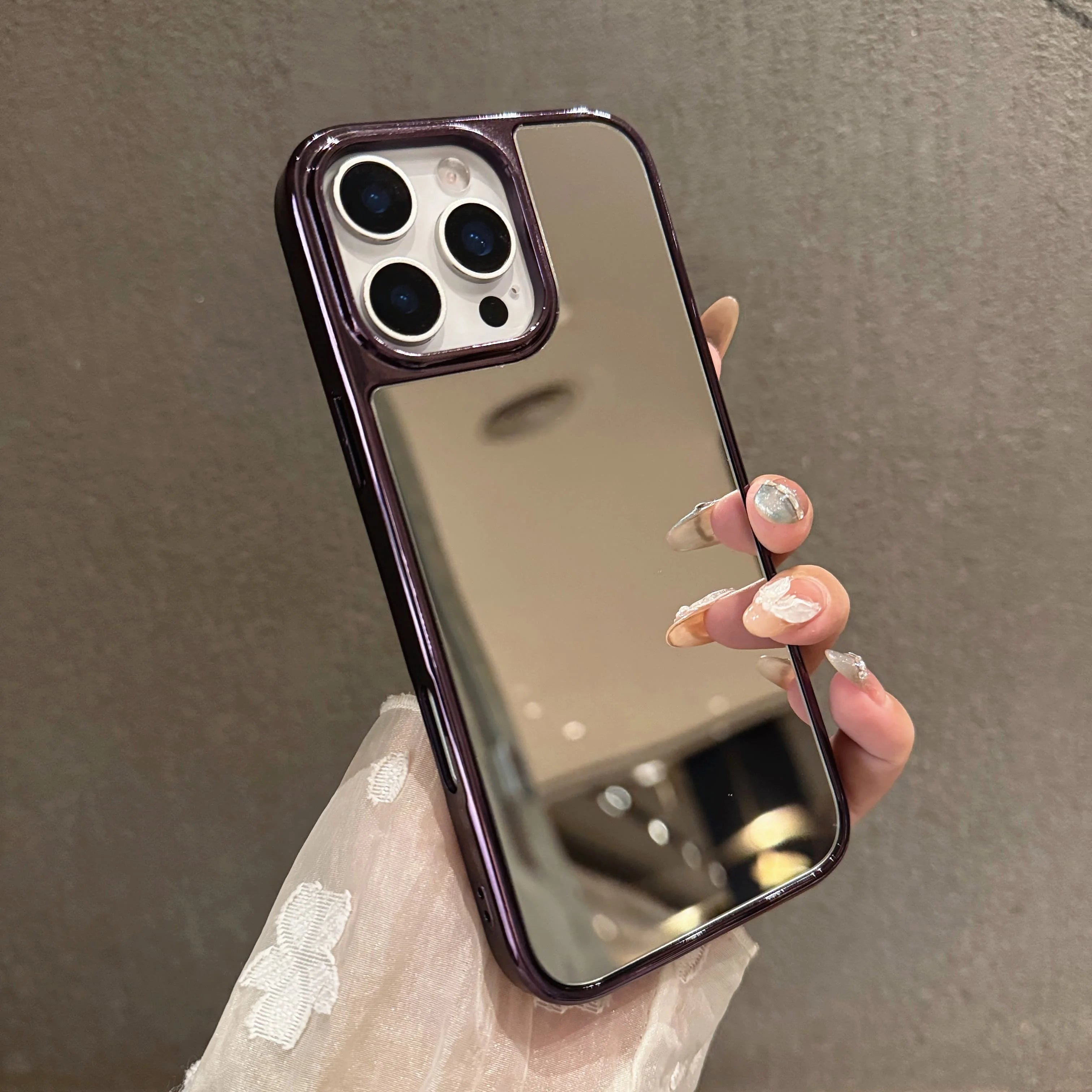 Capa de celular luxuosa com espelho de maquiagem e acabamento cromado para iPhone 17 Air, 16, 15, 14 Plus, 13, 12 Pro Max e 11. Capa protetora macia e resistente a impactos.