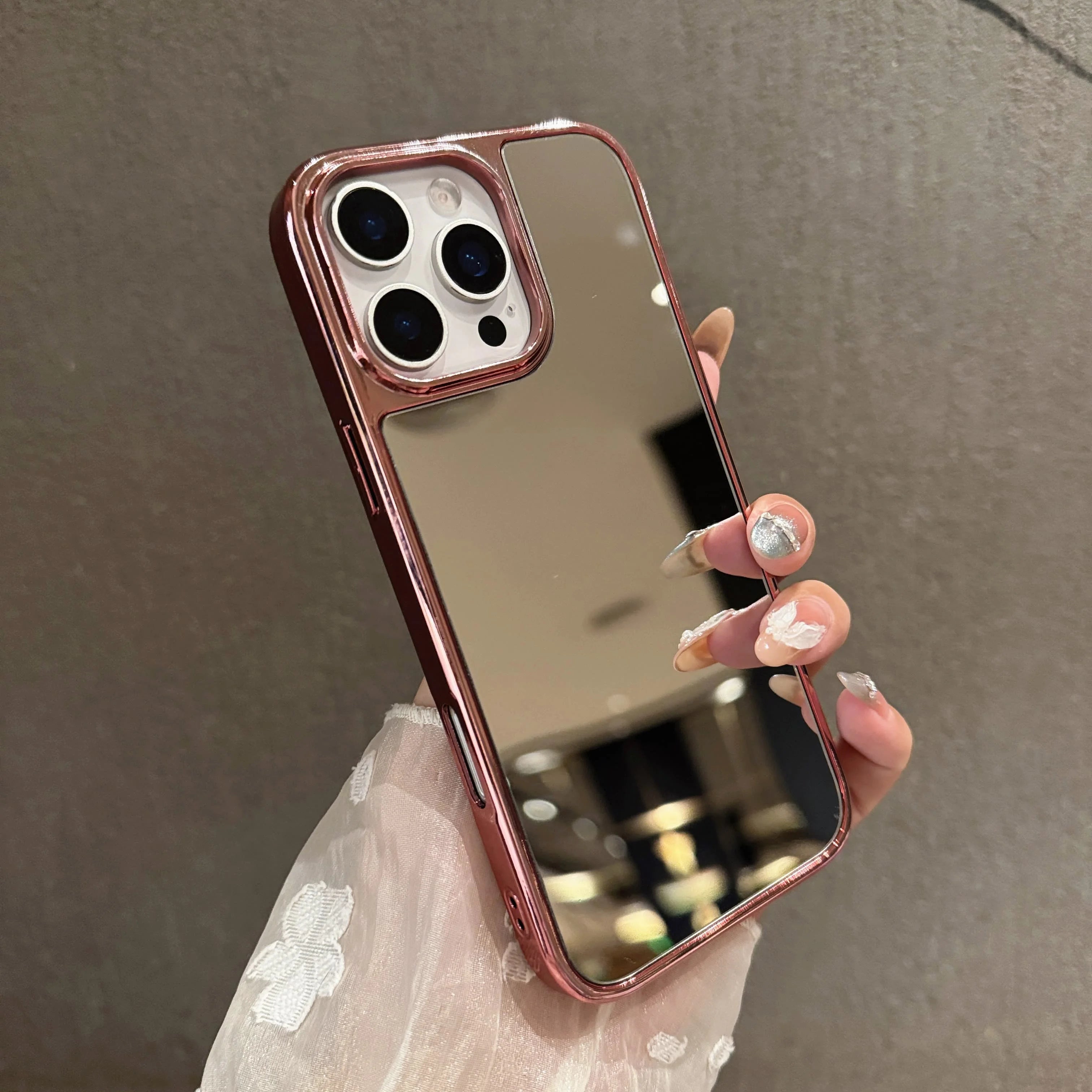 Capa de celular luxuosa com espelho de maquiagem e acabamento cromado para iPhone 17 Air, 16, 15, 14 Plus, 13, 12 Pro Max e 11. Capa protetora macia e resistente a impactos.