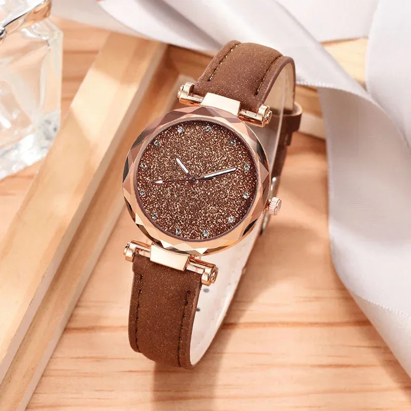 Relógio Feminino Céu Estrelado com Pulseira de Couro e Strass – Romântico e Casual