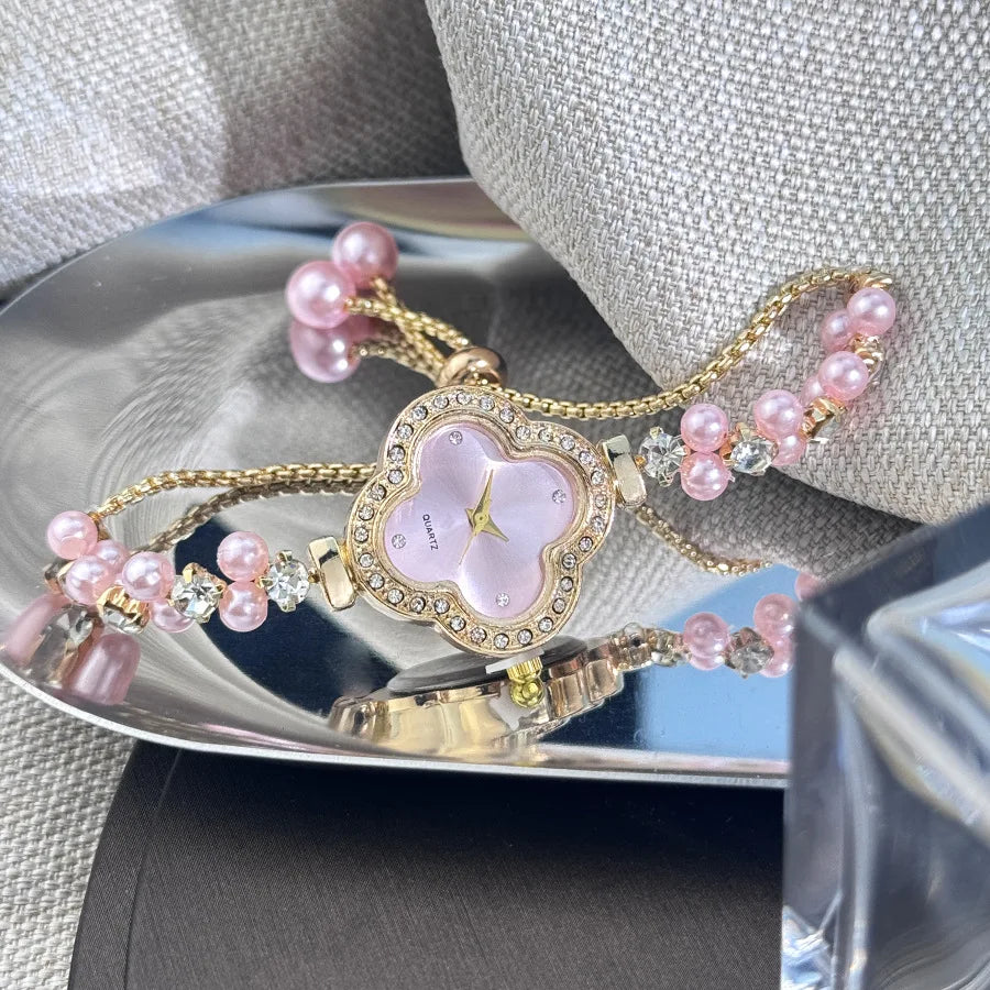 Relógio Feminino Luxo Leve com Diamantes e Pérolas – Estilo Trévo Pulseira Cordinha