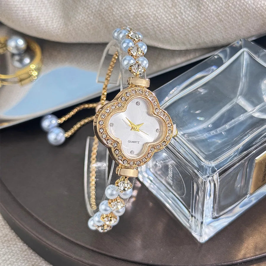 Relógio Feminino Luxo Leve com Diamantes e Pérolas – Estilo Trévo Pulseira Cordinha