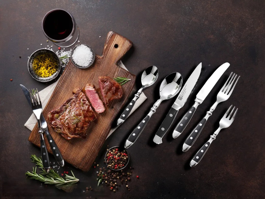 Conjunto de facas de bife clássicas e elegantes em aço inoxidável com cabos altamente polidos, ideais para churrasco ao ar livre, passeios turísticos e utensílios de cozinha delicados.