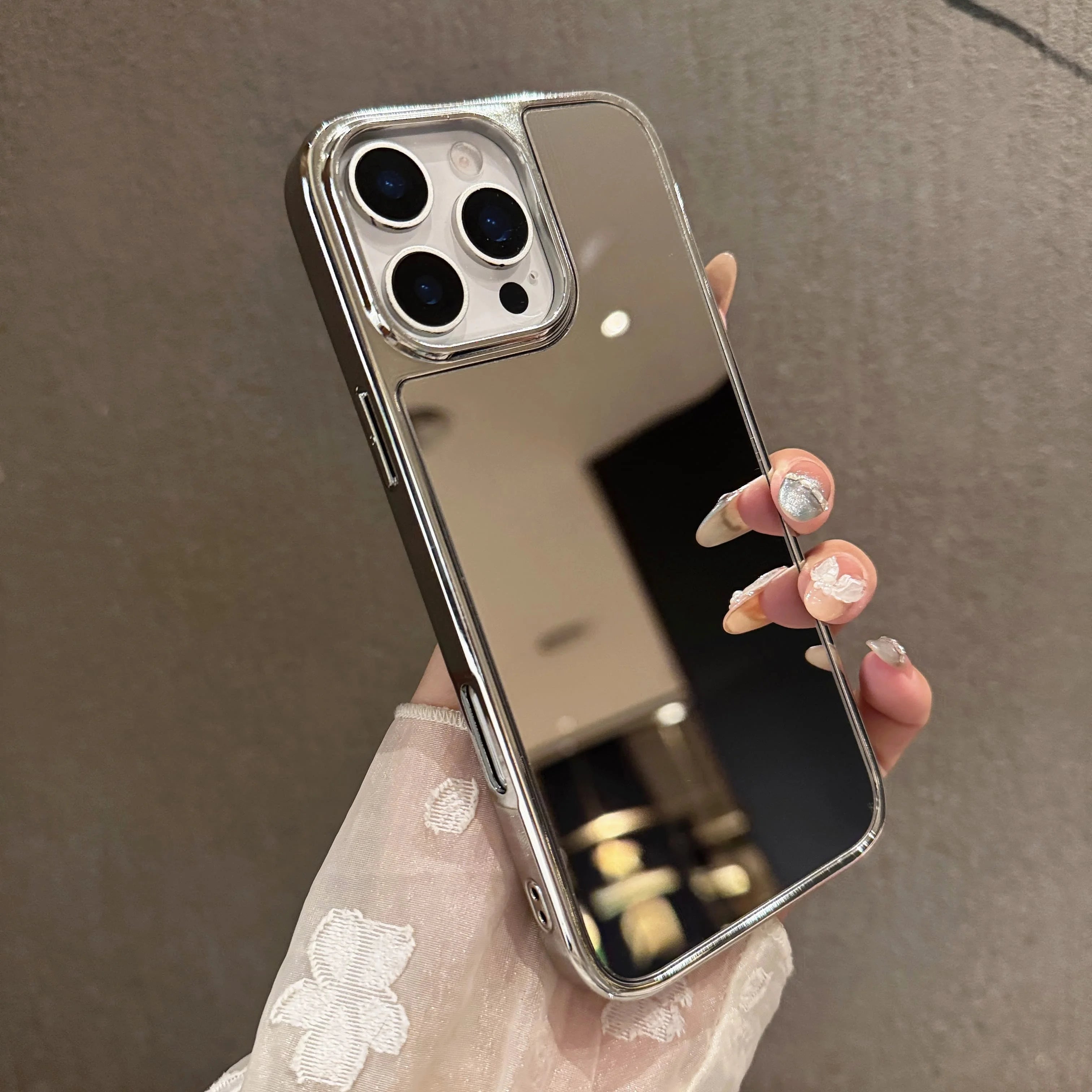 Capa de celular luxuosa com espelho de maquiagem e acabamento cromado para iPhone 17 Air, 16, 15, 14 Plus, 13, 12 Pro Max e 11. Capa protetora macia e resistente a impactos.