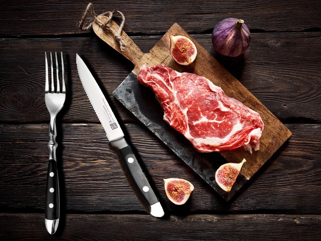 Conjunto de facas de bife clássicas e elegantes em aço inoxidável com cabos altamente polidos, ideais para churrasco ao ar livre, passeios turísticos e utensílios de cozinha delicados.