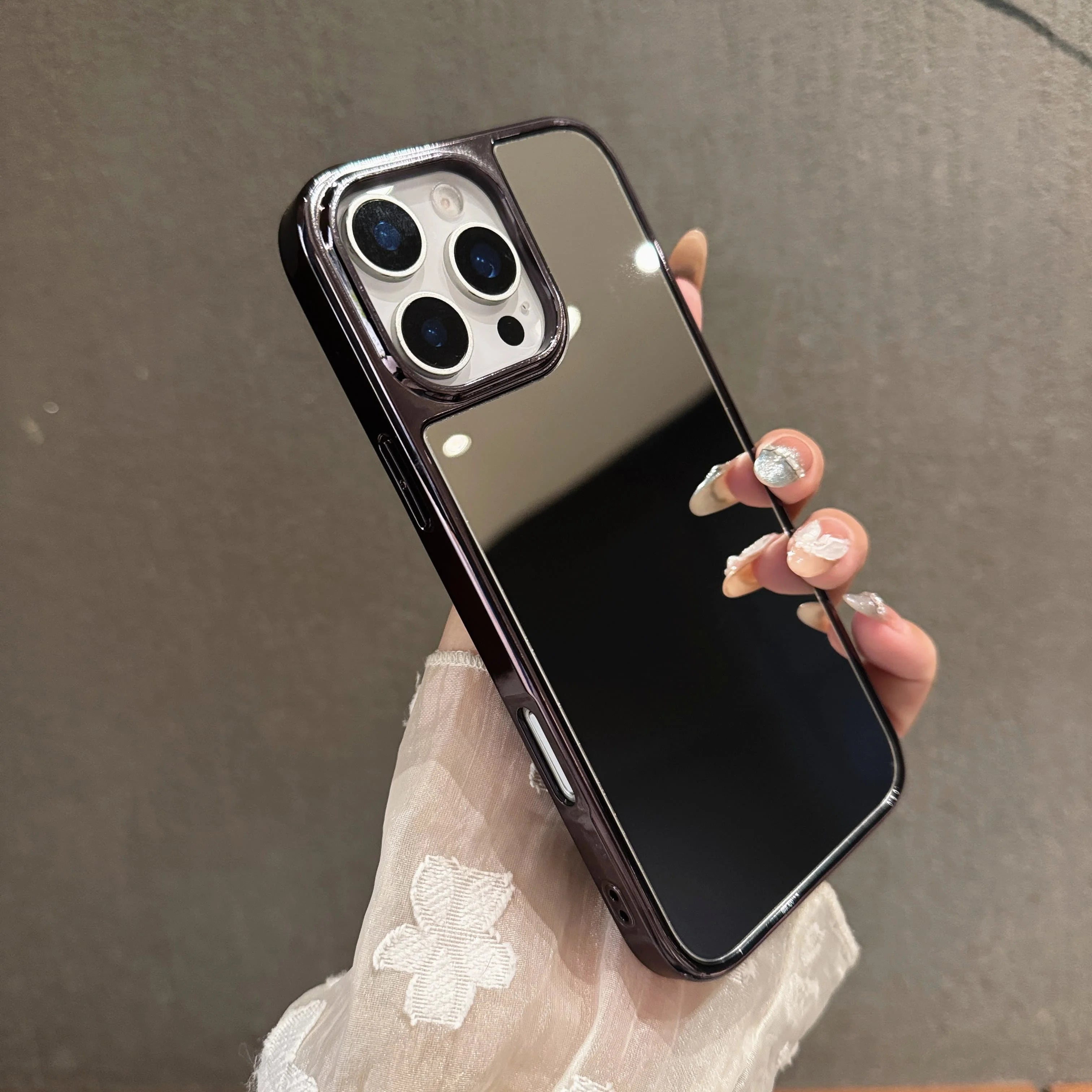 Capa de celular luxuosa com espelho de maquiagem e acabamento cromado para iPhone 17 Air, 16, 15, 14 Plus, 13, 12 Pro Max e 11. Capa protetora macia e resistente a impactos.