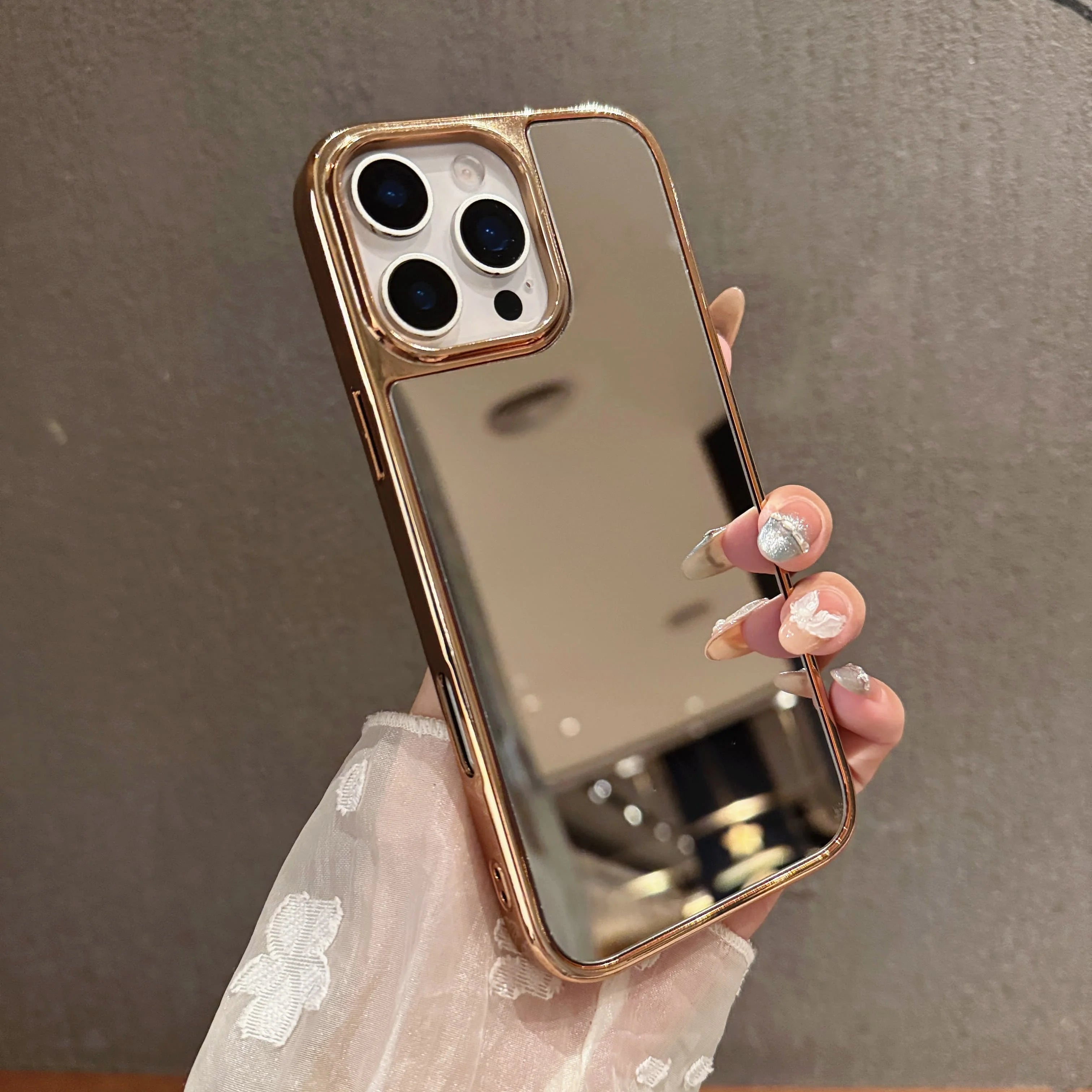 Capa de celular luxuosa com espelho de maquiagem e acabamento cromado para iPhone 17 Air, 16, 15, 14 Plus, 13, 12 Pro Max e 11. Capa protetora macia e resistente a impactos.