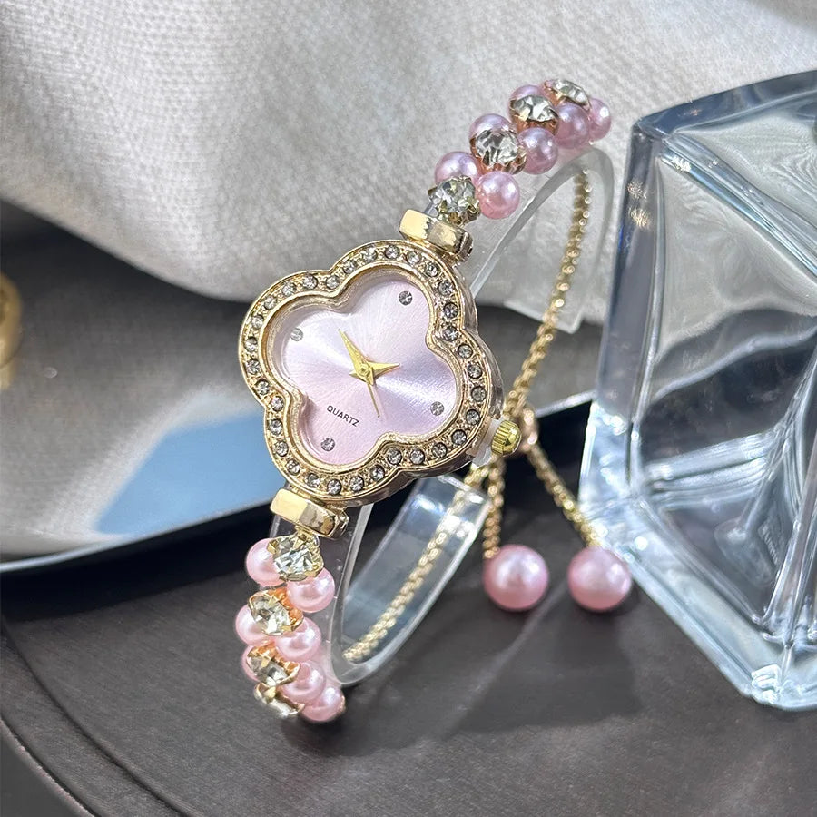 Relógio Feminino Luxo Leve com Diamantes e Pérolas – Estilo Trévo Pulseira Cordinha
