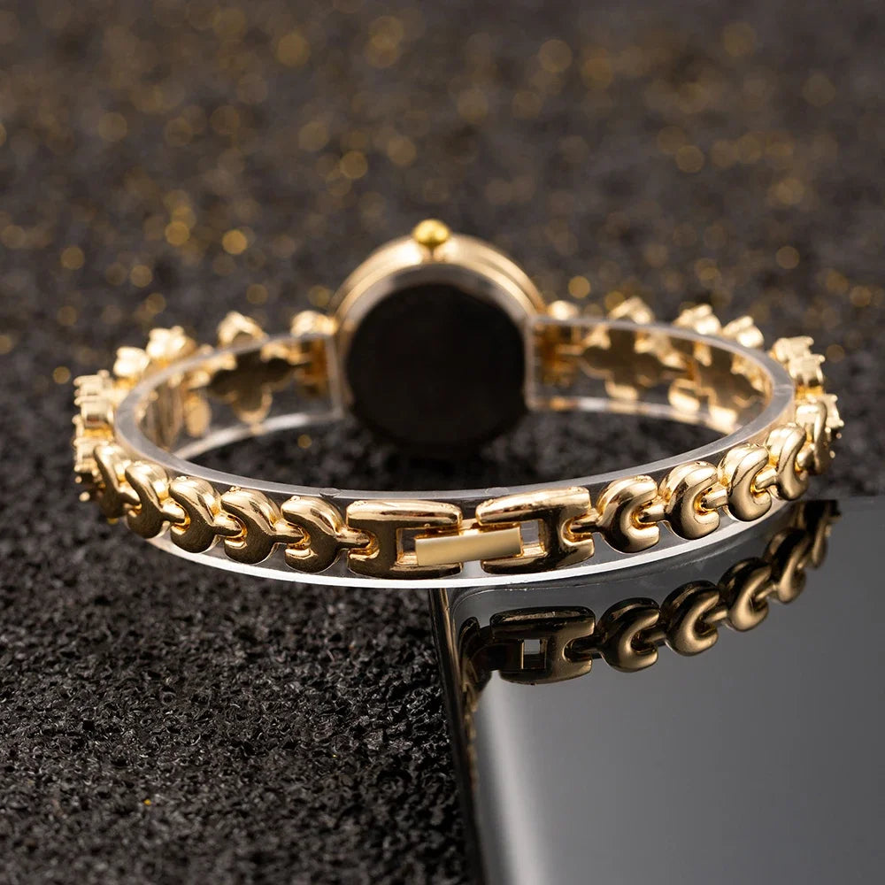 Relógio Feminino Bracelete Dourado com Strass – Mostrador Pequeno e Elegante