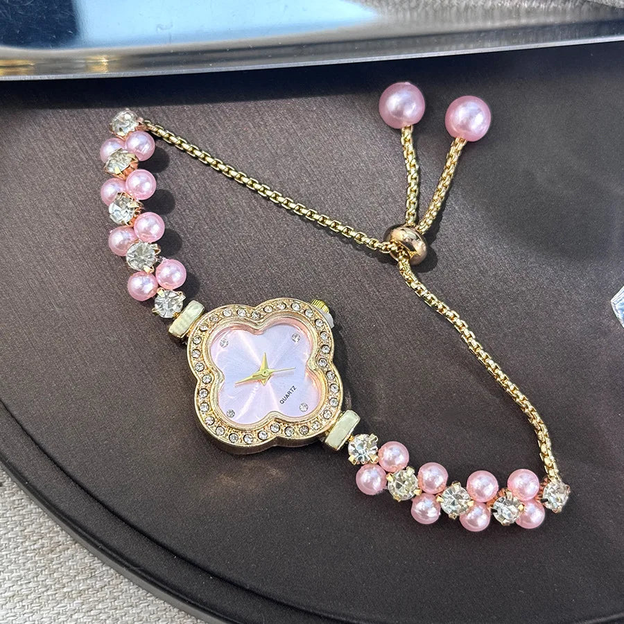 Relógio Feminino Luxo Leve com Diamantes e Pérolas – Estilo Trévo Pulseira Cordinha